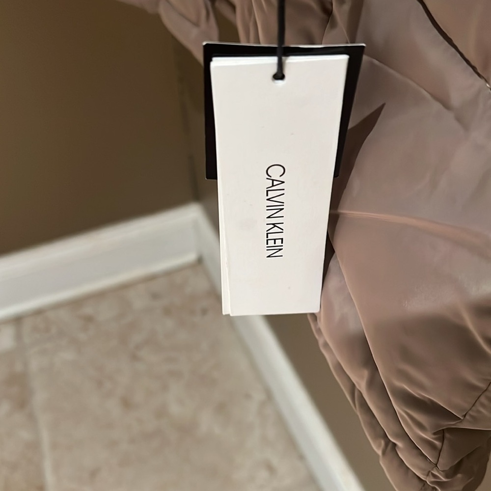 Calvin Klein Puffer Coat with faux fur trimmed hood - Size XL - New. Ta… - Picture 13 of 16